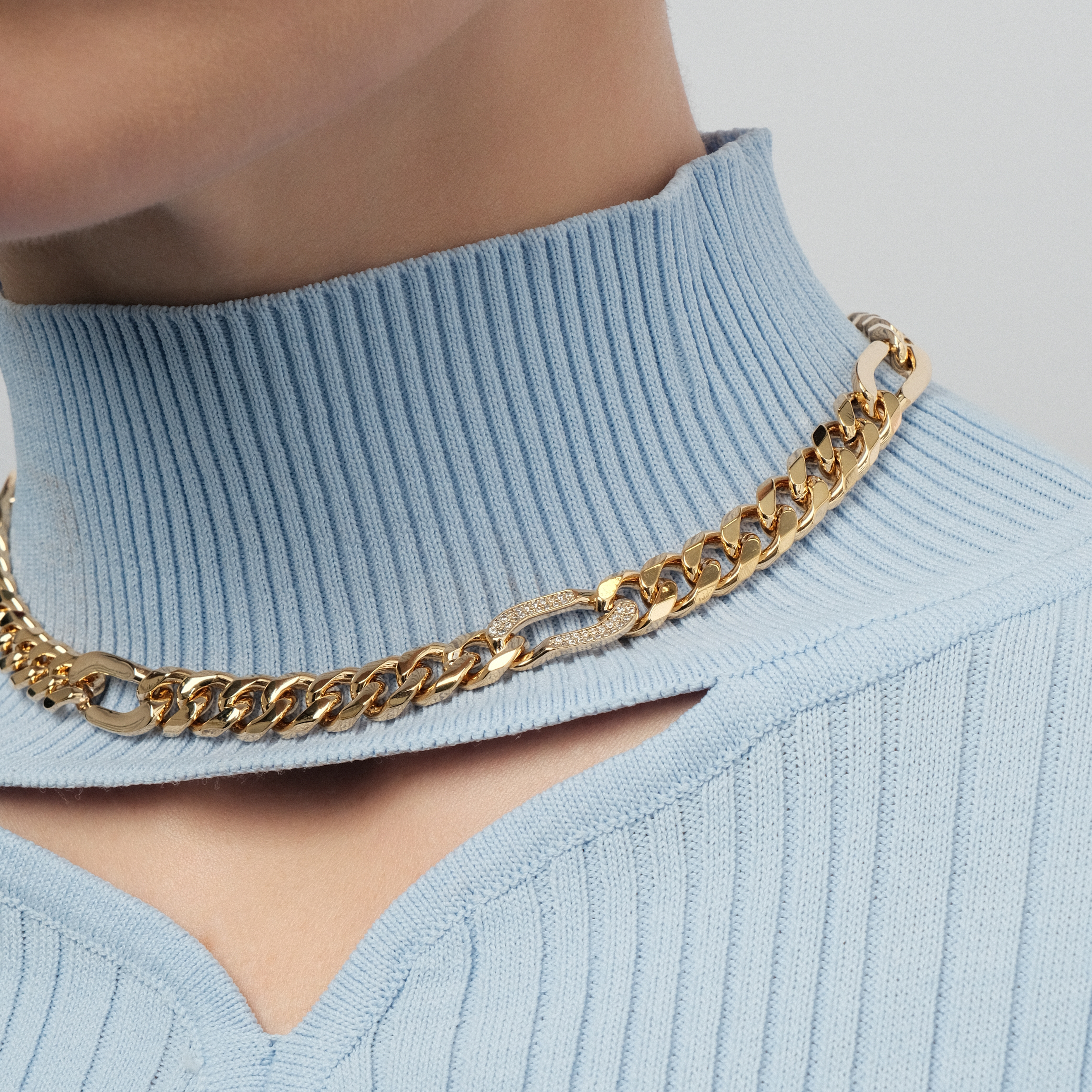 chain with links of crystals