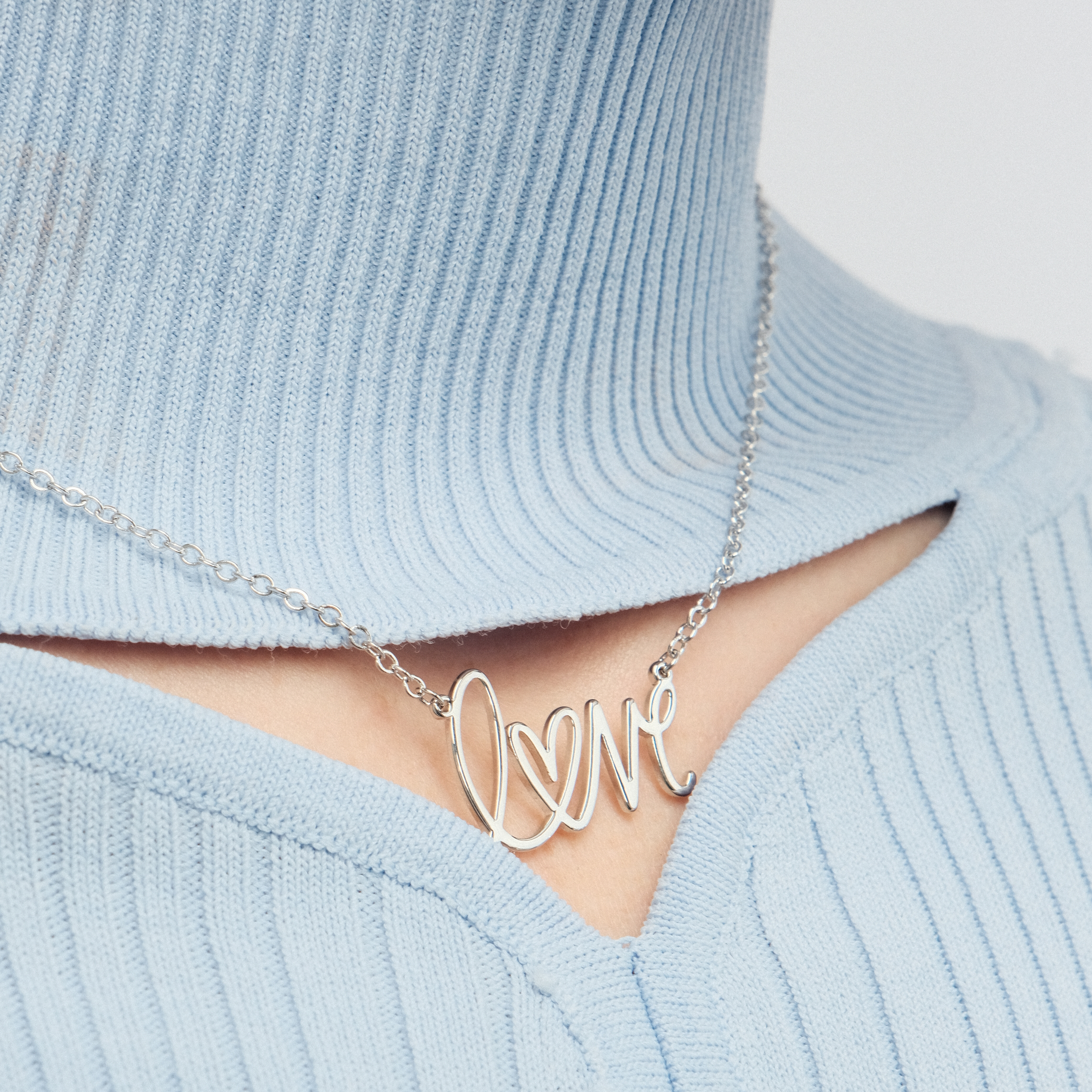 Серебристая подвеска Love