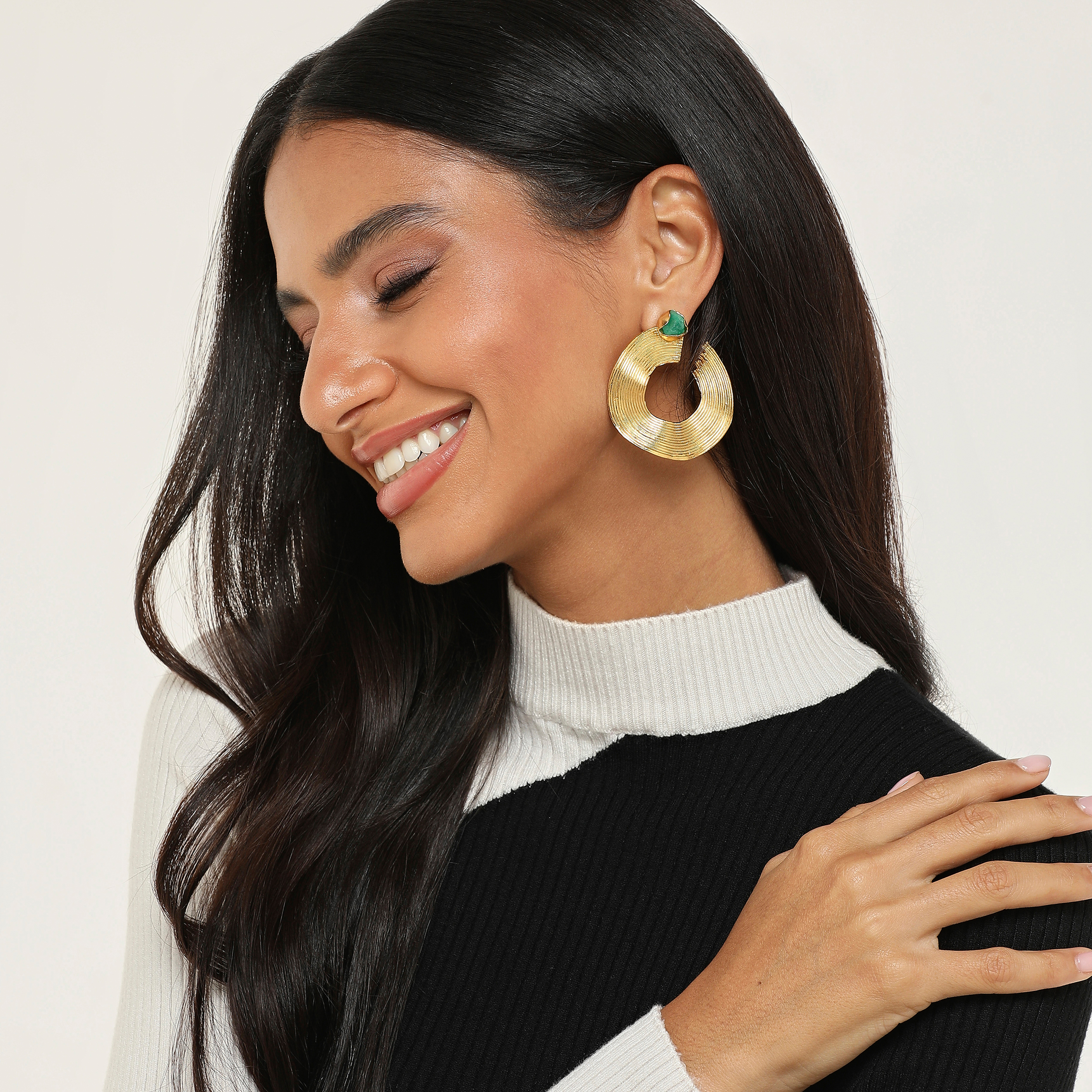 Gold-plated maxi wave earrings with emeralds