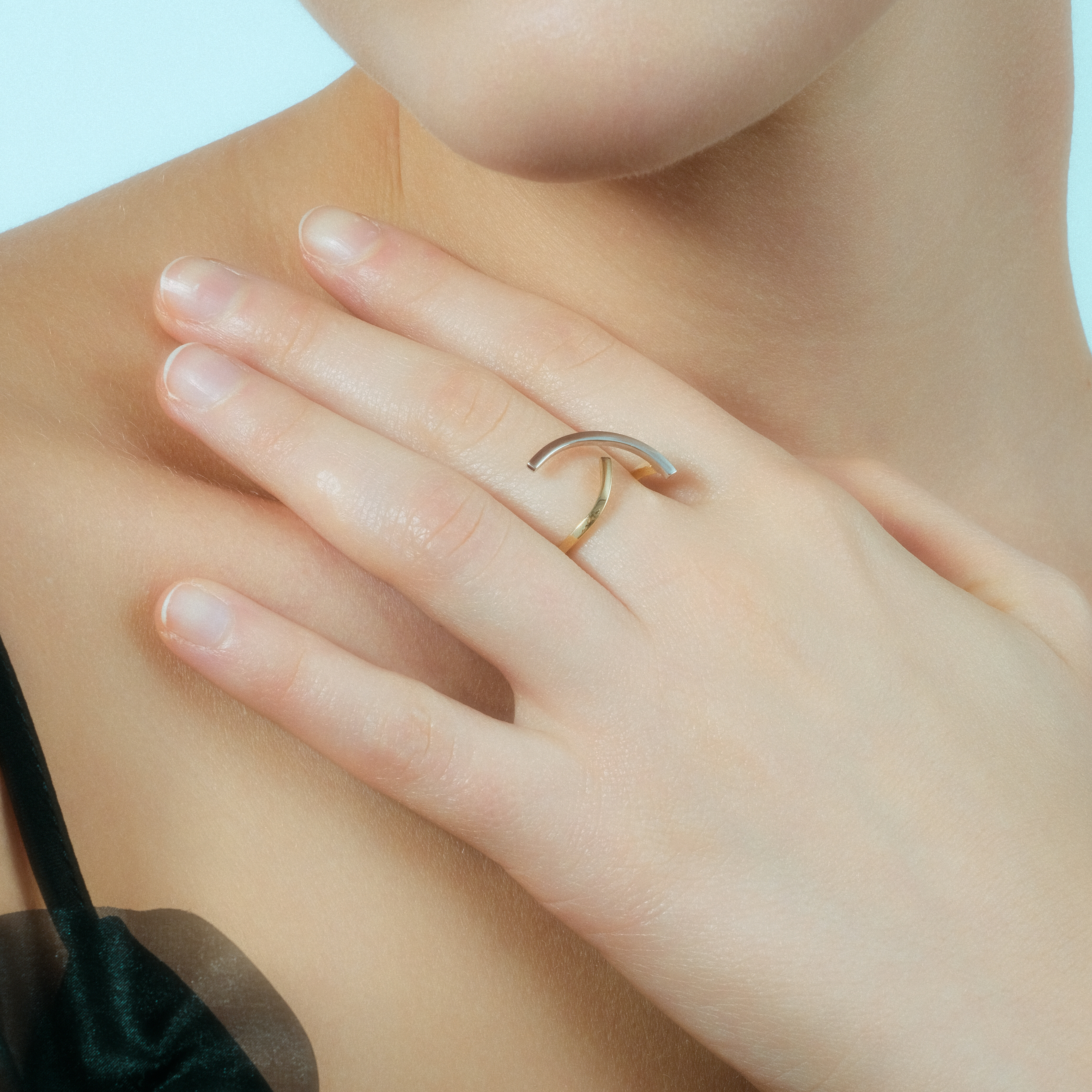 Кольцо Curve Ring 04 из белого и желтого золота