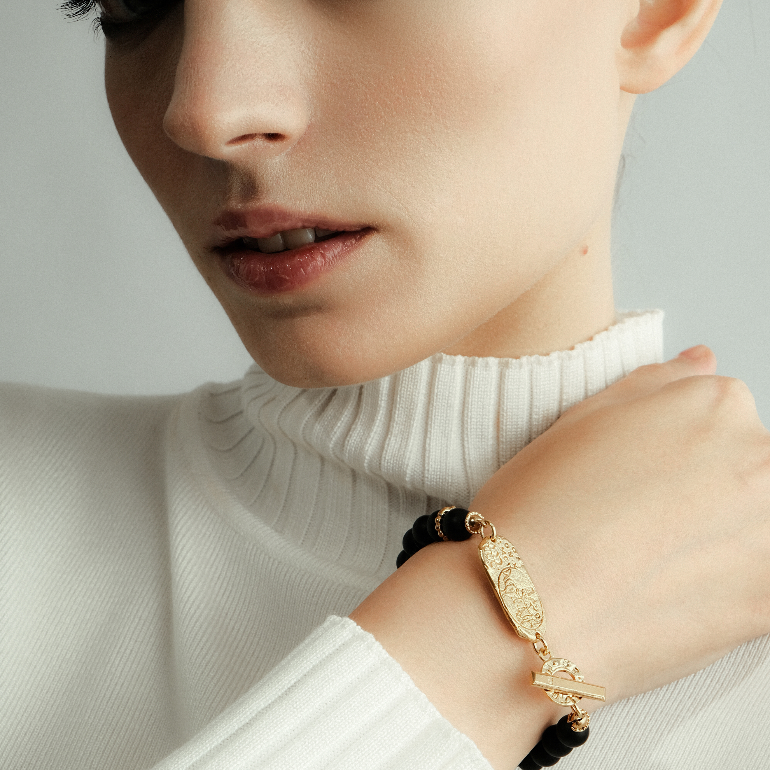 Golden bracelet with black onyx