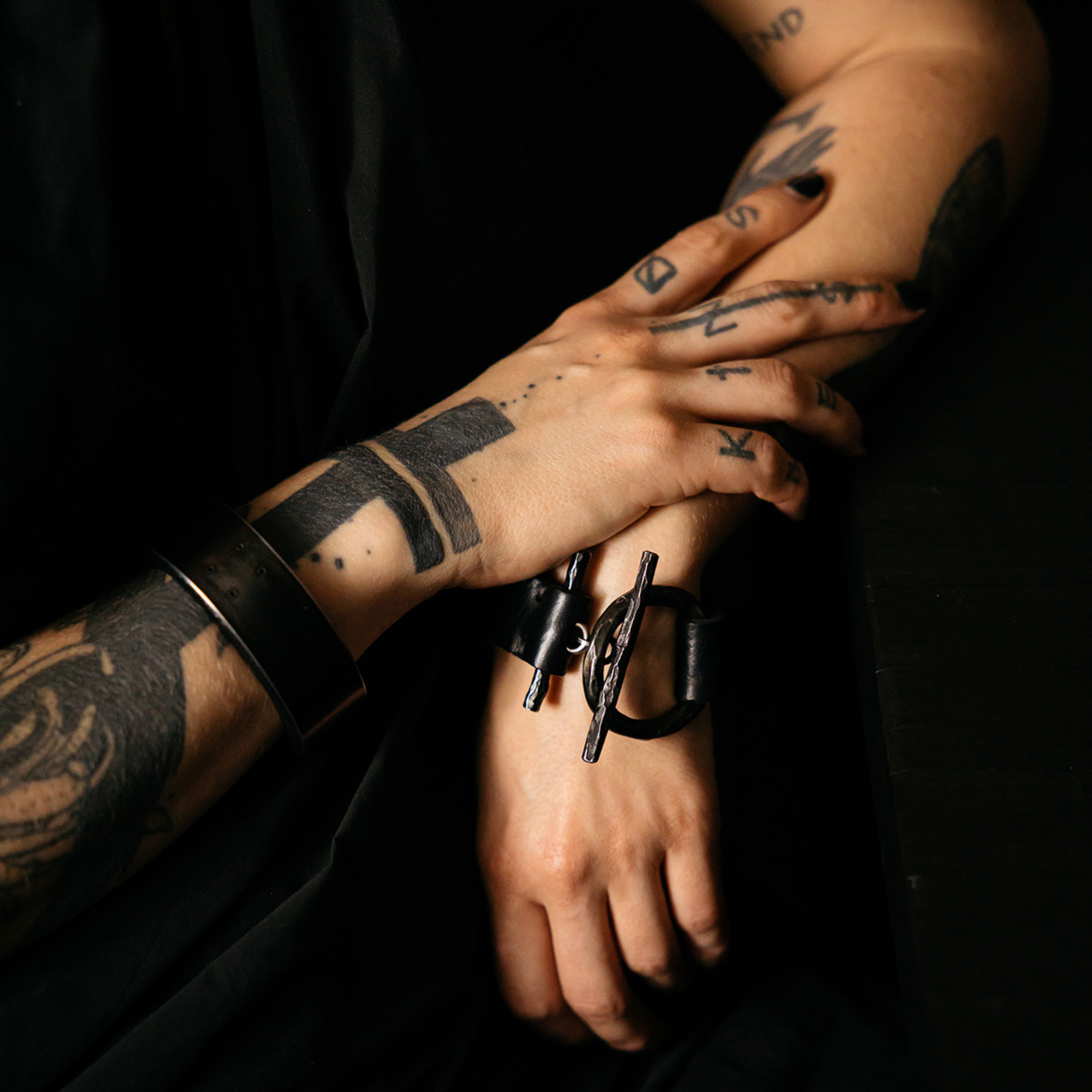 Leather bracelet with toggl clasp