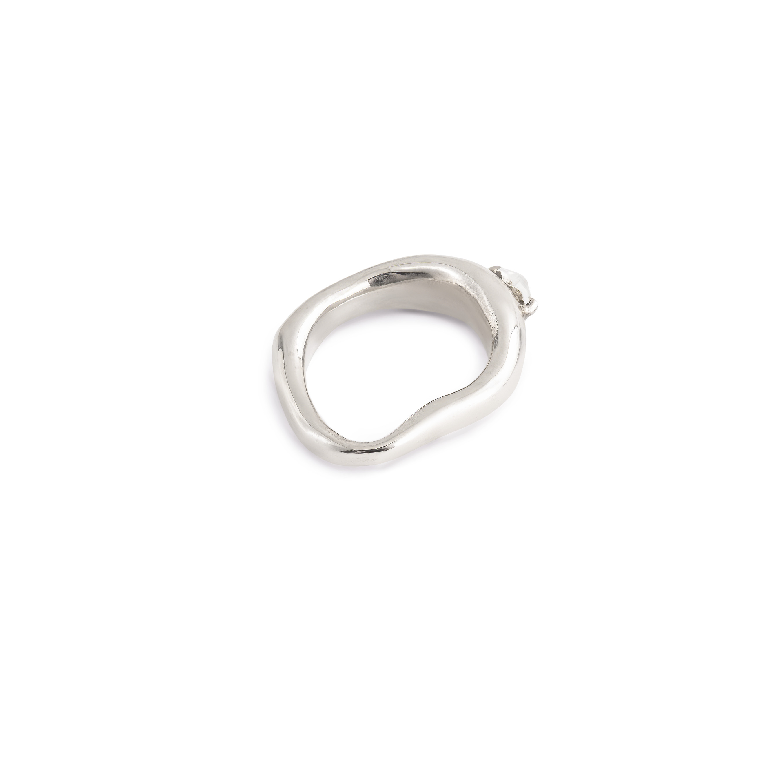 Асимметричное серебристое кольцо со вставкой в виде сердца